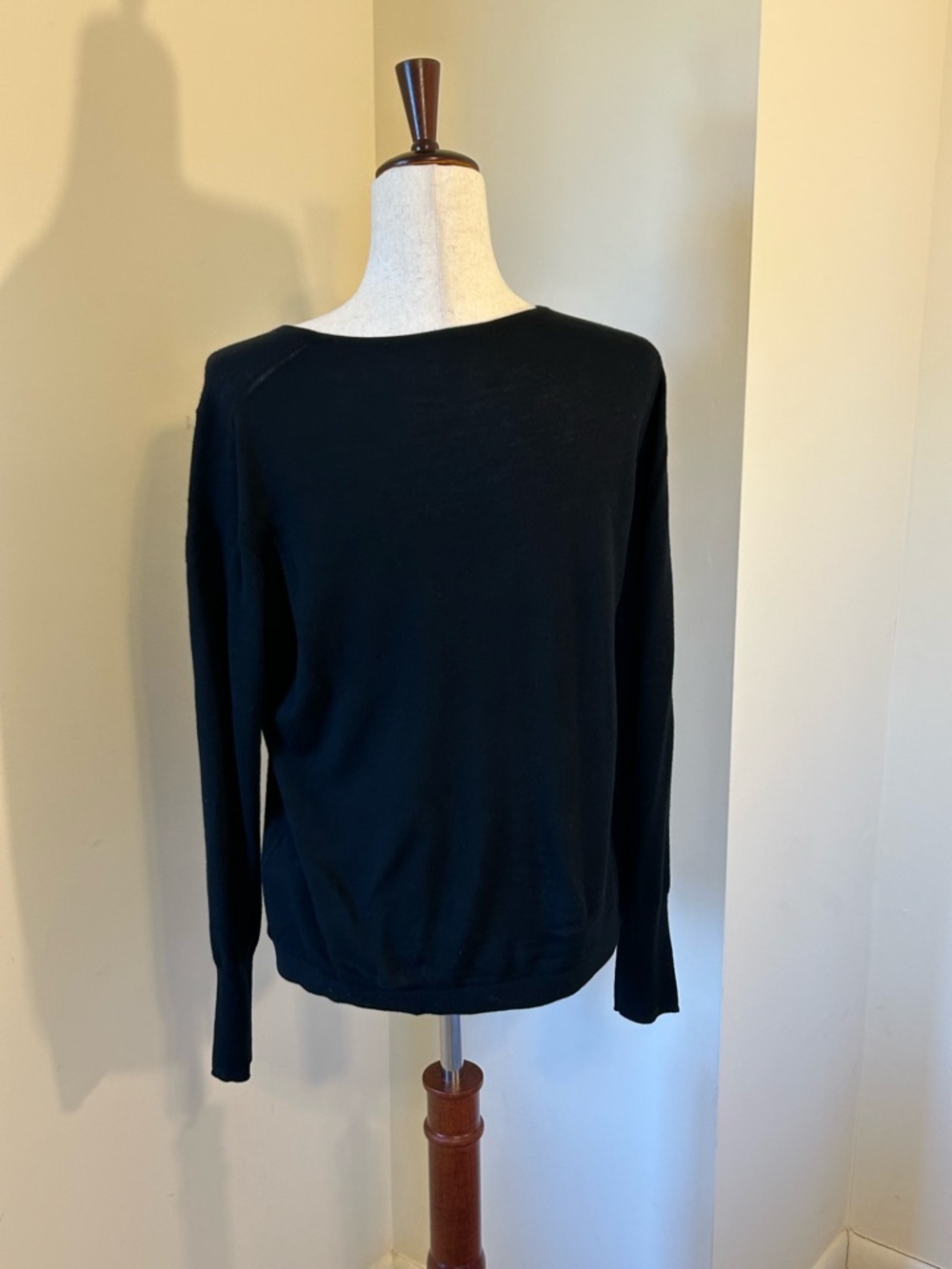 Like NEW JCREW Black Merino SZ M Long Sleeve Scoop Neck Sweater Classic Quality! - Picture 2 of 7